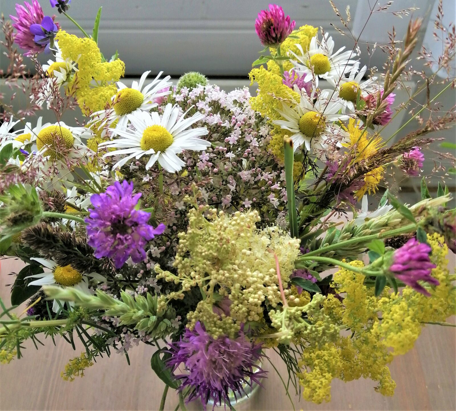 Zwei Freundinnen und ein Blumenstrauß