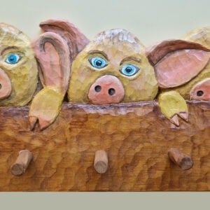 Holzrelief Garderobenbrett mit Schweinchen