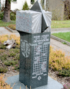 Das Sonnenuhrendorf Taubenheim, Obelisk „Granitsteinuhr“ Das Sonnenuhrendorf Taubenheim, Obelisk „Granitsteinuhr“