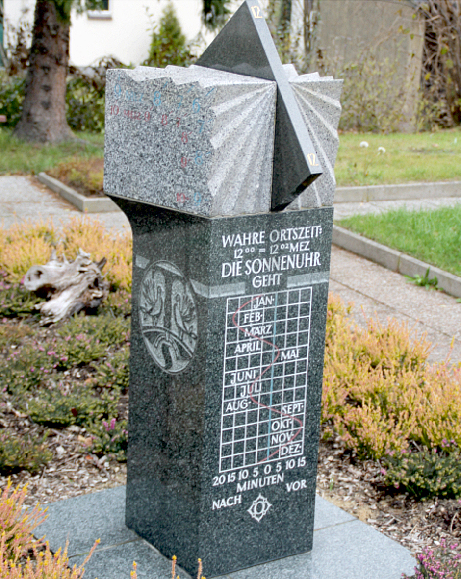 Das Sonnenuhrendorf Taubenheim, Obelisk „Granitsteinuhr“