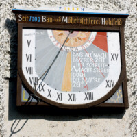 Das Sonnenuhrendorf Taubenheim, „Beim Hohlfeldtischler” Das Sonnenuhrendorf Taubenheim, „Beim Hohlfeldtischler”